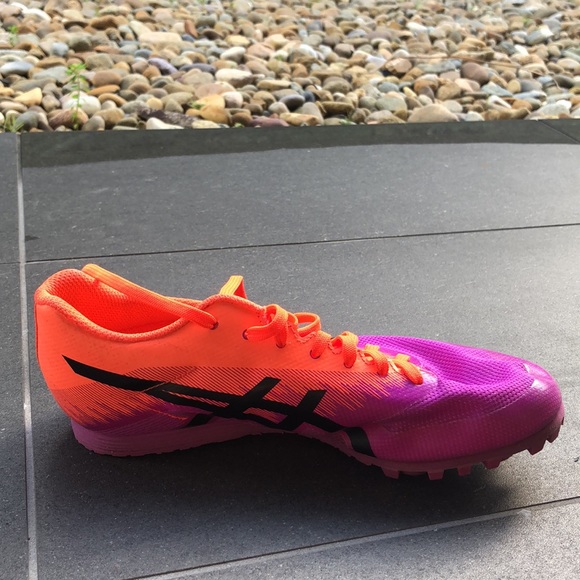 Girls ASICS metal running spikes. - Picture 4 of 5